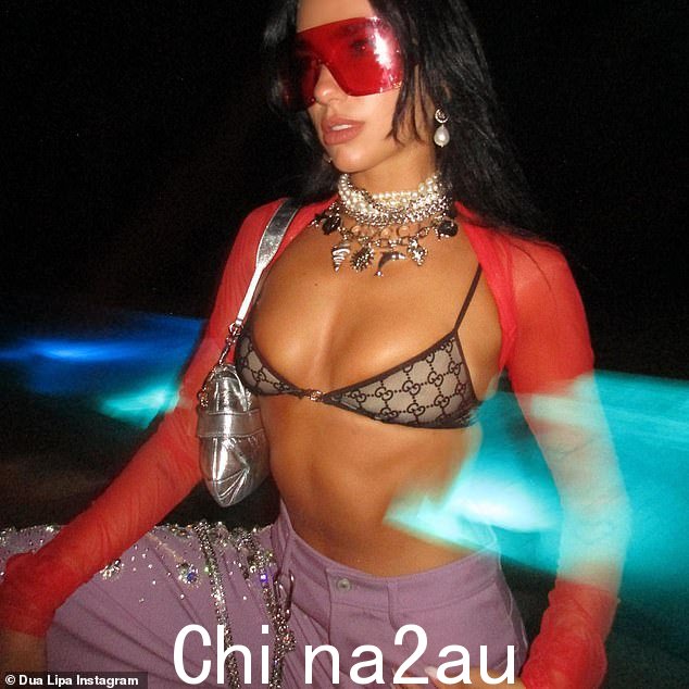 Raver:她以纯粹的红色耸肩、相配的色调和精选的奇特珠宝完成了她俏皮的造型
