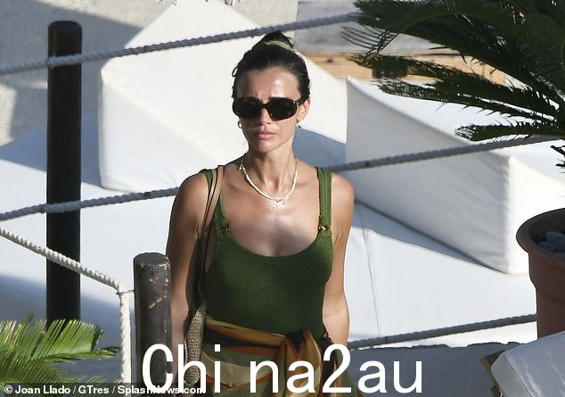 Chic:她佩戴黑色 Celine 太阳镜、米色沙滩包和多色纱笼,与自己的造型相得益彰