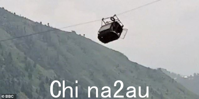 缆车拉断后,缆车似乎侧翻了