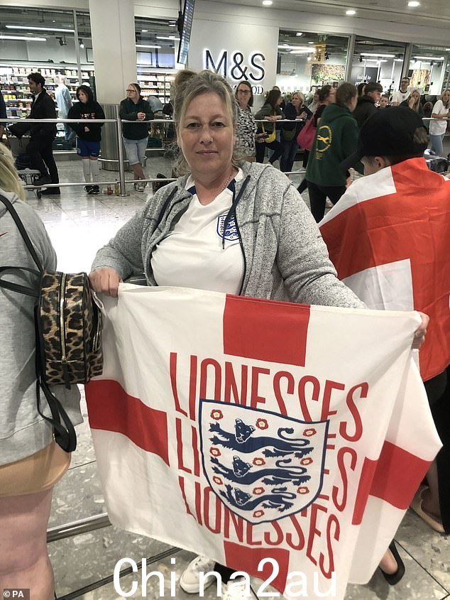 乔安妮·布鲁斯 (Joanne Bruce),51 岁,来自剑桥郡 Wisbech,她说她昨晚 10 点 30 分与侄女和姐姐一起抵达,希望感谢团队,但现在面临着 70 英镑的停车罚单。 class=