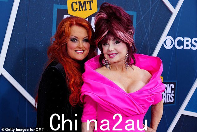 悲剧性的损失:Wynonna Judd 透露,她将独自重返巡演,庆祝音乐界 40 周年——在她的母亲兼音乐偶像 Naomi Judd 自杀 16 个月后(照片为两周前) Naomi 于 2022 年 4 月自杀)