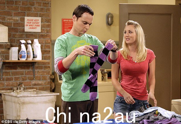 热门节目:吉姆·帕森斯 (Jim Parsons) 饰演谢尔顿 (Sheldon) 和凯莉 (Kaley) 饰演佩妮 (Penny) 将于 9 月 20 日上映08 《生活大爆炸》第二季剧照