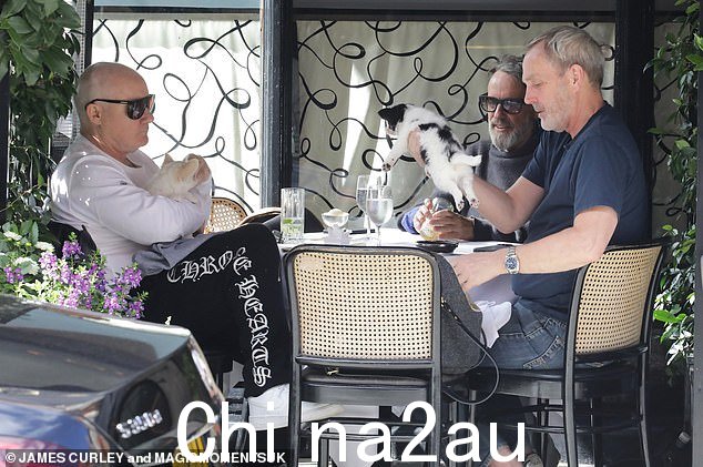 郊游:周六达米安·赫斯特被发现与两个男性朋友在伦敦他最喜欢的餐厅 Scott's 用餐
