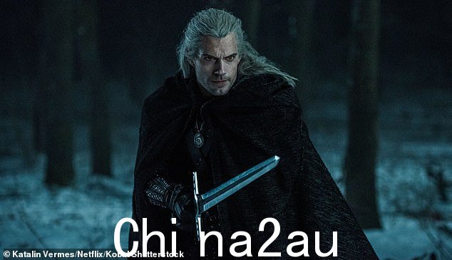 Sword:'好吧,看,亨利已经拍了三个系列,这些都是制作要求很高的节目,你知道,它们很大。亨利完成了他的特技的每一个节拍,他甚至不允许有一只手,如果你要特写一只手抓住一把剑,那一定是他的手,”乔布斯特解释道。” class=