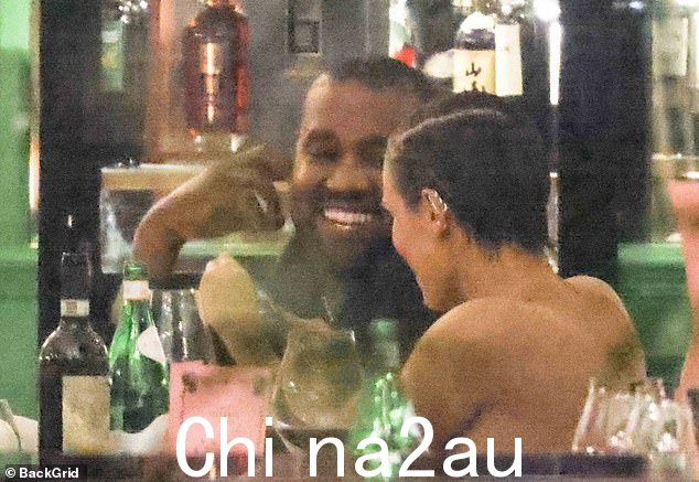 Smile:Kanye 罕见地露出了笑容他和妻子聊天了吗