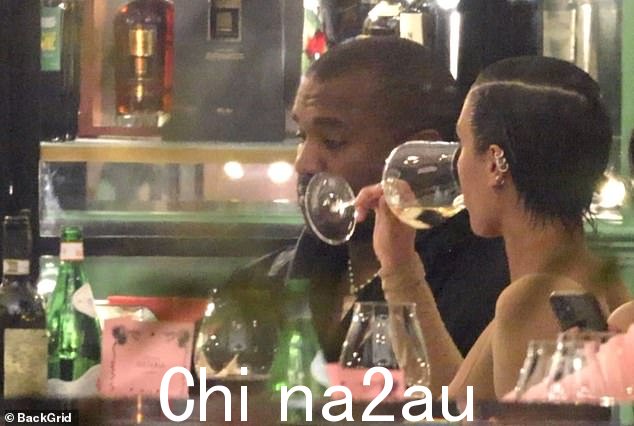 干杯:两人随后在露天用餐时比安卡喝了一杯酒