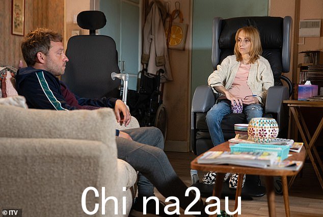 剧情:雪莉透露,她卷入了一场笔记本电脑骗局,以支付她的护理人员的费用,但当保罗发现这个计划时,它会适得其反吗? class=