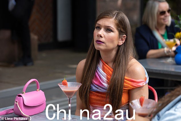 Hard:玛克辛在求助整容外科医生去除面部疤痕后,继续与自己外表的不安全感作斗争