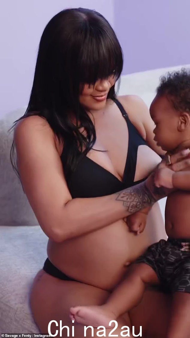 Motherhood:在帖子的标题中,文字为“我们没有哭,你在哭”,后面是主题标签“#SavageXMaternity”