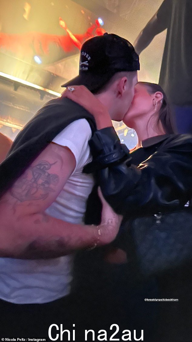 Loved-up: 尼古拉还分享了一张她和丈夫布鲁克林在 PDA 上收拾行李的照片,这对已婚夫妇在晚上外出时接吻了