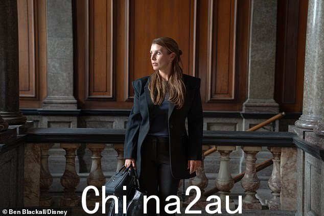 侦探:该剧将揭示科琳如何变身为一名在线侦探,以找到有关她和她家人的私人故事为何不断出现在媒体上的解释