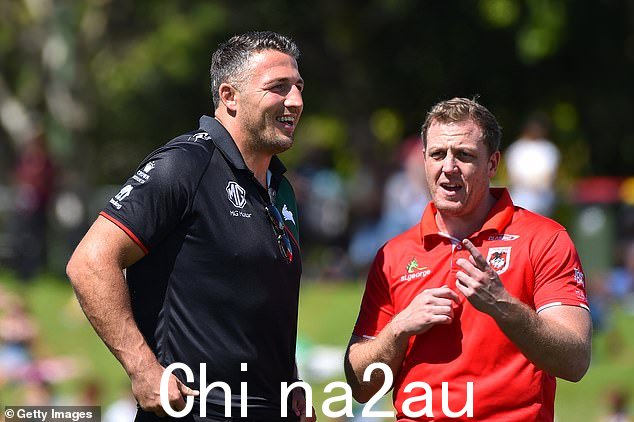 Burgess(与龙队教练 Ryan Carr 合影)在成为 Rabbitohs 传奇人物后悲伤地退出俱乐部