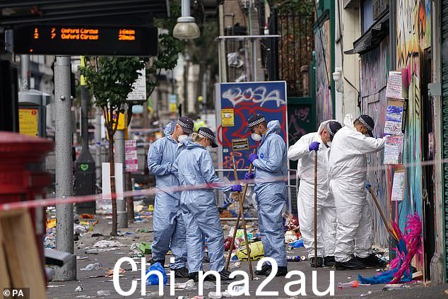 法医人员正在梳理伦敦西部诺丁山狂欢节举办地附近的 Ladbroke Grove 现场