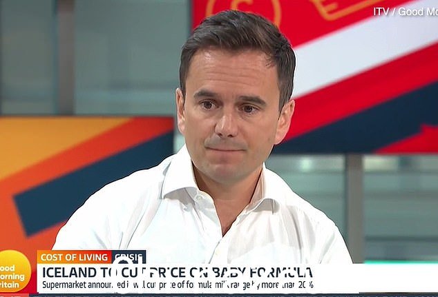 连锁超市执行主席理查德·沃克表示,英国很多新父母“无法母乳喂养”,只能依赖配方奶” class=