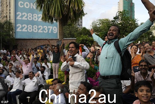 人们在印度孟买观看 Chandrayaan-3(梵文中的“月球飞船”)着陆现场直播进行庆祝
