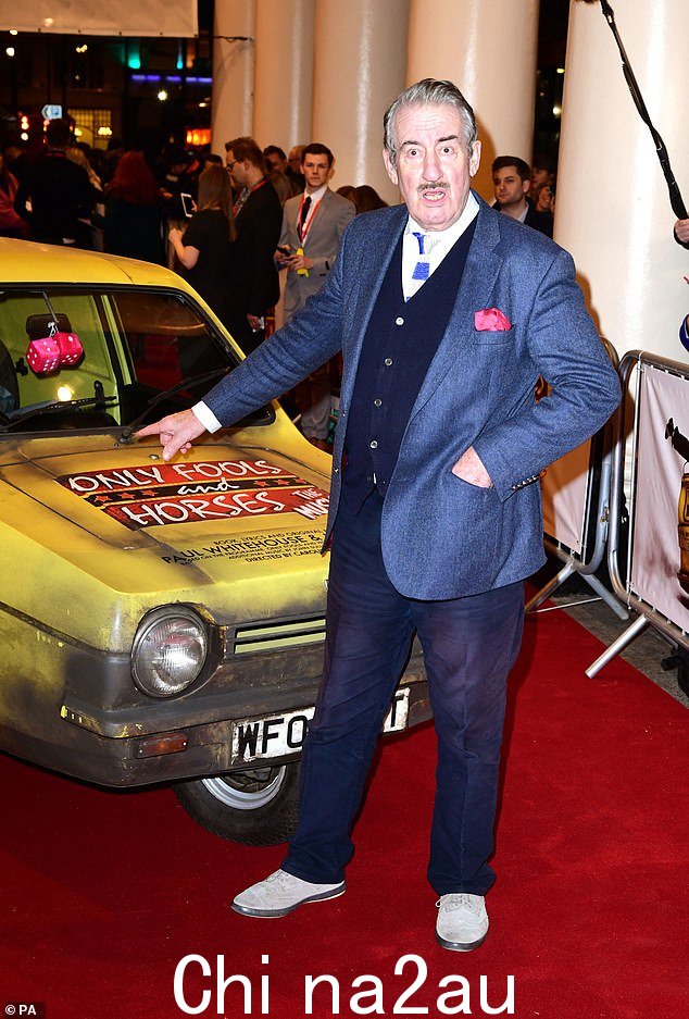 约翰·查利斯 (John Challis) 出席 2019 年在皇家干草市场剧院举行的音乐剧《唯一的傻瓜与马》首映之夜