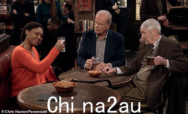 水坑:英国资深演员尼古拉斯·林德赫斯特 (Nicholas Lyndhurst) 将饰演弗雷泽 (Frasier) 的大学老友艾伦 (Alan),托克斯·奥拉贡多耶 (Toks Olagundoye) 将饰演大学心理系主任奥利维亚 (Olivia),照片显示弗雷泽和朋友们我经常去他最喜欢的酒吧