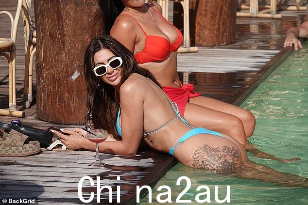 Peachy:这位 27 岁的 Geordie Shore 明星在泳池边展示了吊带两件套的热度,并展示了她的臀部