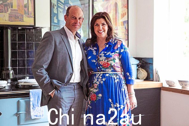 菲尔(左)《位置,位置,位置》的联合主持人 Kirstie Allsopp(右)向她密友的父母表示敬意,并表示他们在一起对他来说是一个“巨大的安慰”。去世