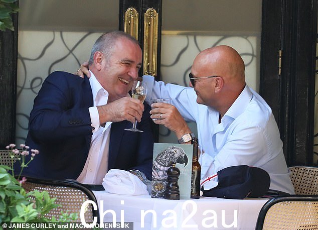 多少钱?周二,格雷格·华莱士 (Gregg Wallace) 毫不犹豫地挥金如土,与朋友在伦敦热点斯科特餐厅 (Scott's) 享用了户外午餐