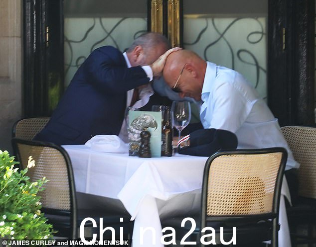 大钱!与此同时,一杯葡萄酒的价格从 11 英镑到最高 920 英镑不等,最贵的一瓶香槟售价为 4,000 英镑