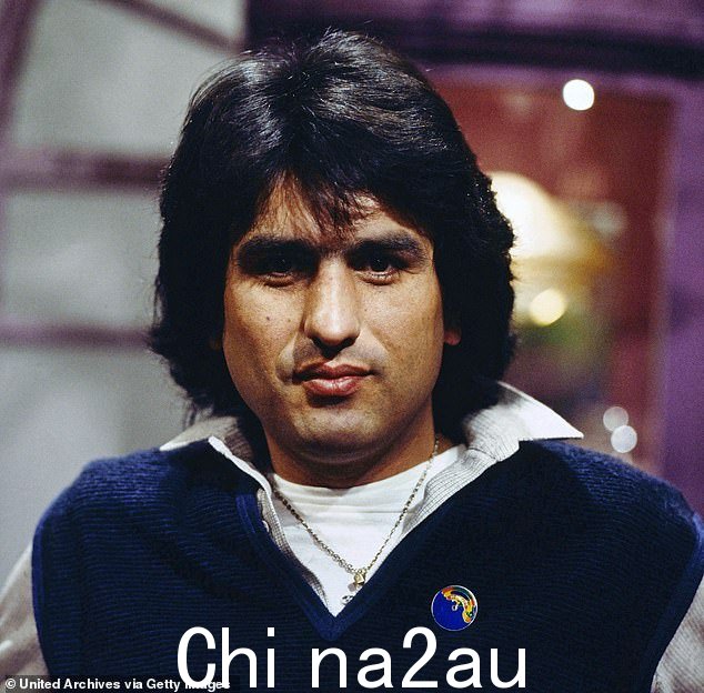 但是这位词曲作者将自己的名字铭刻在历史中,并在 1983 年发行了《L'Italiano》(1984 年拍摄)时一跃成为超级巨星