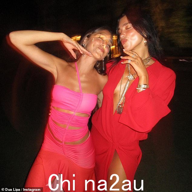 华丽:当她与姐姐 Rina 一起摆出风暴的姿势时,她用一系列闪闪发光的金项链和大耳环来装饰她的迷人造型