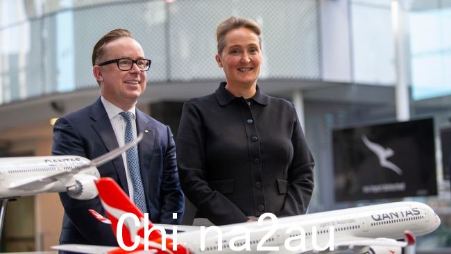即将离任的澳洲航空首席执行官艾伦·乔伊斯（Alan Joyce）和他的继任者凡妮莎·哈德森（Vanessa Hudson）。图片：NCA NewsWire / Christian Gilles