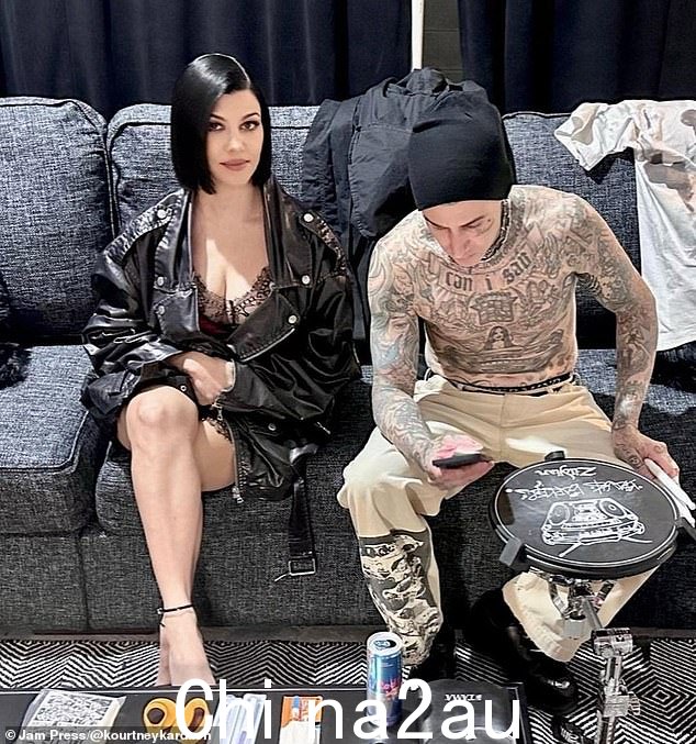 动态二人组:去年特拉维斯与考特尼·卡戴珊 (Kourtney Kardashian) 喜结良缘,今年 6 月考特尼·卡戴珊 (Kourtney Kardashian) 高兴地宣布她将成为44 岁,带着孩子,已经是个优雅的人了;这对夫妇上周合影