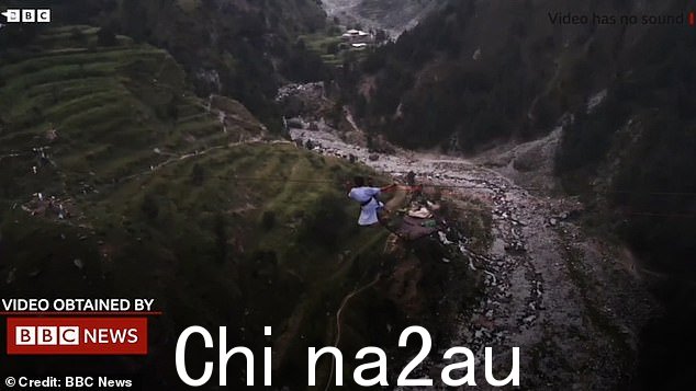 一名乘客使用高空滑索逃生。缆车内的所有人员(六名儿童和两名成人)在长达 16 小时的救援行动中获救,救援人员包括高空滑索专家和一架军用直升机