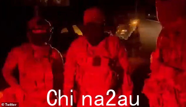 自称是瓦格纳战士的蒙面男子警告普京“做好准备”,因为该组织正在准备对其领导人的死亡报告可能做出的反应