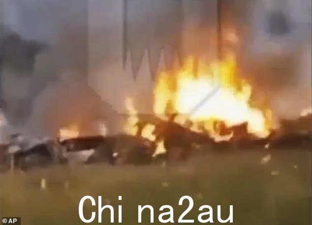 从残骸中打捞出十具尸体,据说如上图所示,俄罗斯官员表示