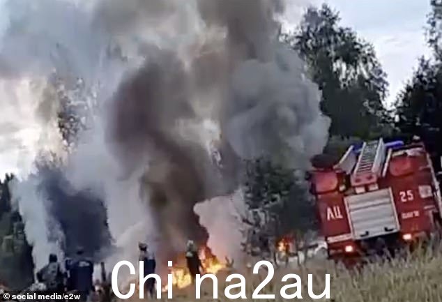 社交媒体上的视频显示,大火中冒出滚滚浓烟,据说是飞机的烟雾,方圆数英里内都能看到