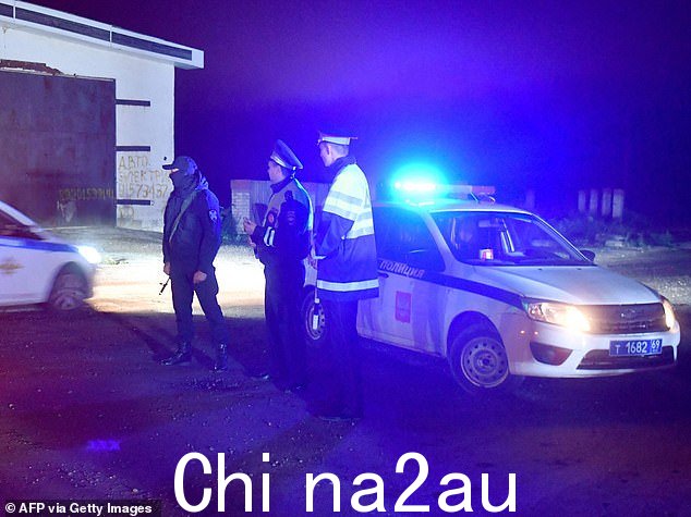 现场附近设置了路障,武装人员守卫现场