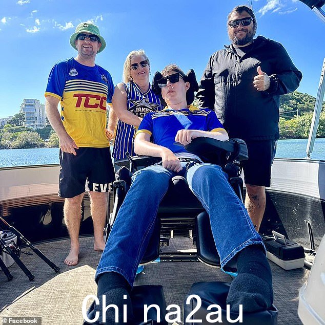 该小组参观了 Tweed Heads 的 Le Penthouse Suites(从左到右分别是凯尔、盖尔、杰克和 Powerfish)