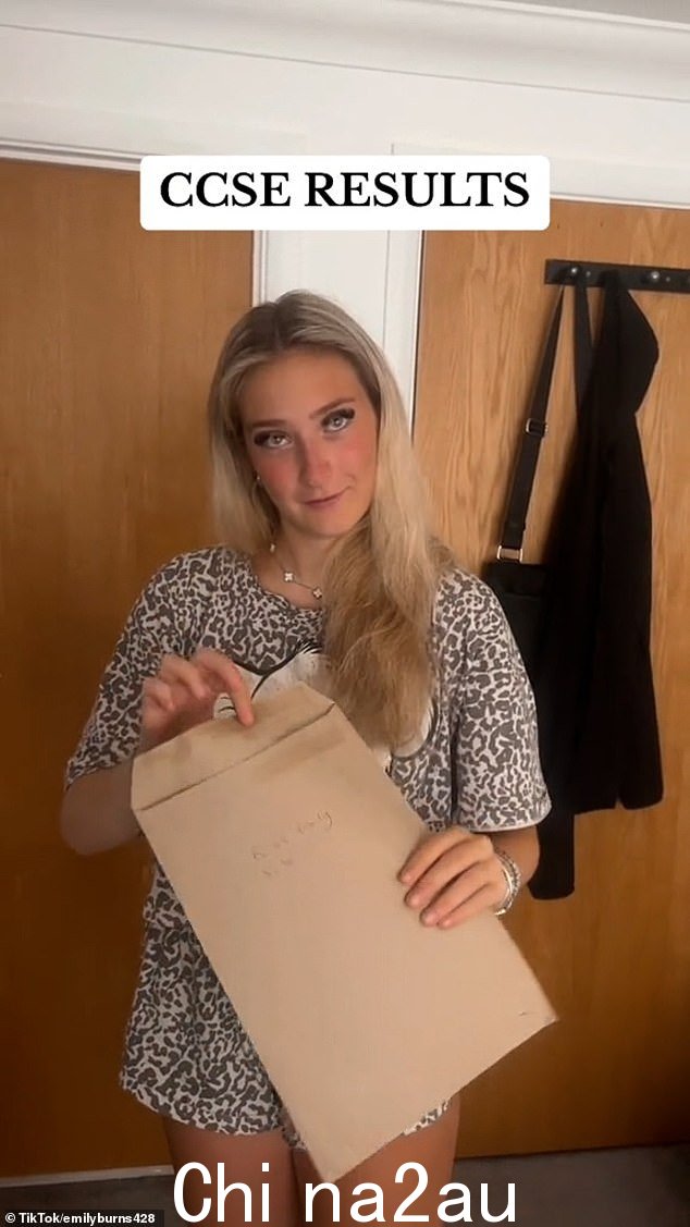 Emily Burns 今天在社交媒体上分享了这一尴尬时刻,今天是英国学生 GCSE 成绩日