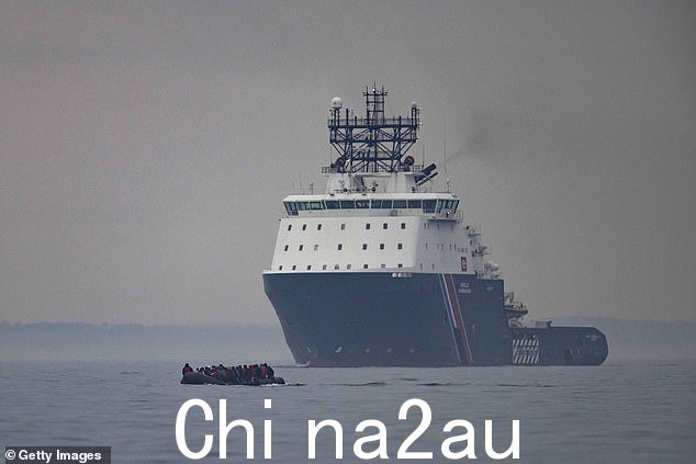 法国船只陪同的船只远离其领海