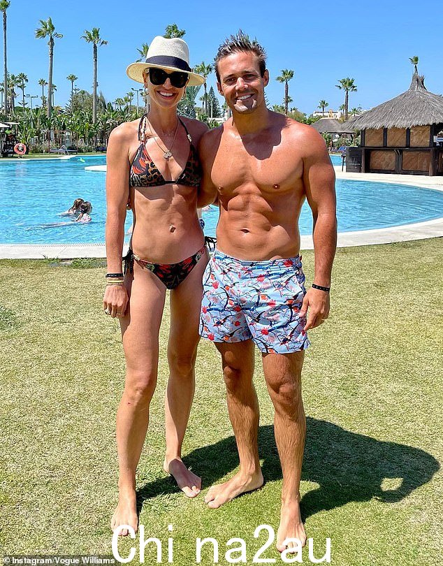 幸福夫妻:34 岁的 Spencer 自 2018 年起与 37 岁的爱尔兰电视节目主持人 Vogue Williams 结婚,育有 3 个孩子(本月拍摄) )