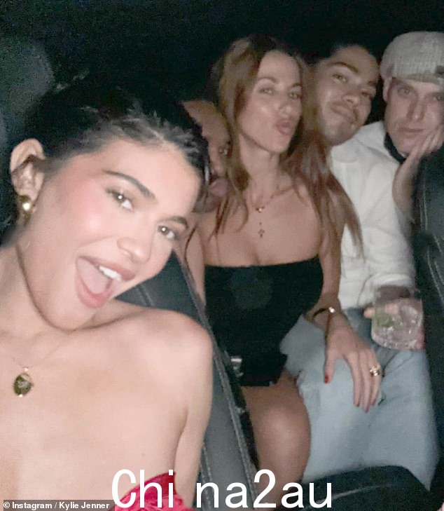 玩得开心吗?这位《与卡戴珊姐妹同行》明星在 Instagram 上发布了一张身穿奶油色比基尼的火爆照片,以及一系列旅行照片
