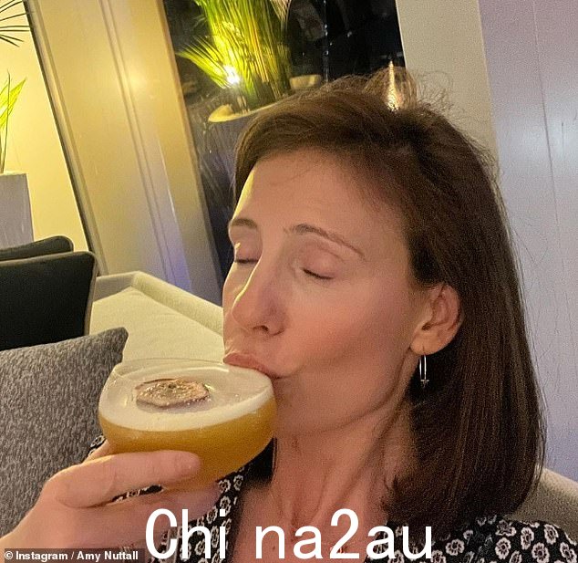 寻求安慰?她之前还分享过一张自己享受色情明星马提尼酒的照片