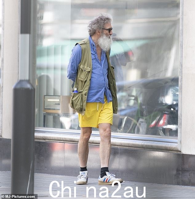 购物:有人看到杰夫在伦敦市中心走过时在商店橱窗里看