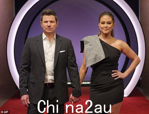 美国版:虽然《Love is Blind》美国版的全部三季都由名人夫妇 Nick 和 Vanessa Lachey 主持,但 Netflix 确认英国版将有自己的英国主持人