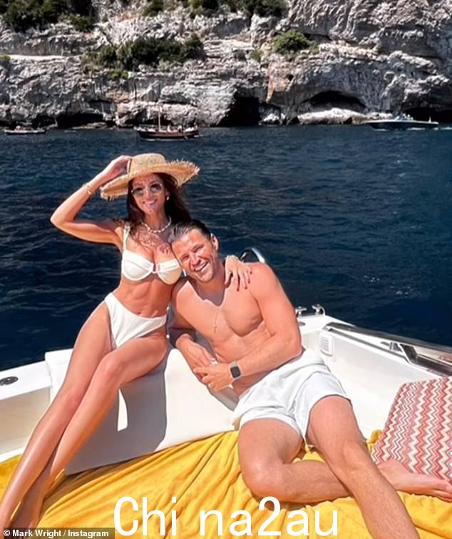 Loved-up:米歇尔·基冈 (Michelle Keegan) 与丈夫马克·赖特 (Mark Wright) 一起享受阿马尔菲海岸的奢华度假,沐浴在阳光下,看起来一如既往地迷人