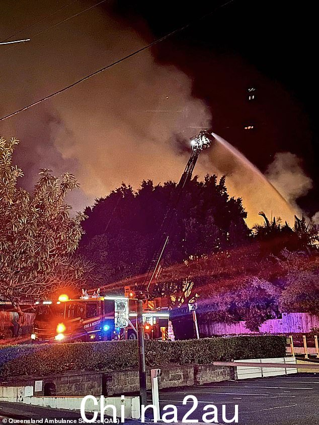 现场仍有一些消防人员。多名救护人员待命协助 QFES 人员