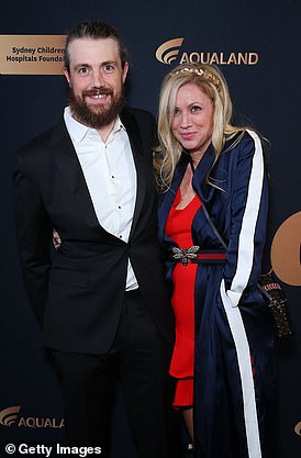 Atlassian 的亿万富翁老板迈克·坎农-布鲁克斯 (Mike Cannon-Brookes) 仅一年后就开始裁员,因为全球科技公司都在努力应对高营业额问题(他与分居的妻子安妮合影)