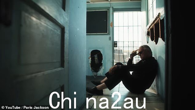 音乐明星:2009年6月,帕丽斯的父亲迈克尔于2009年6月因心脏骤停去世,当时帕丽斯年仅11岁。