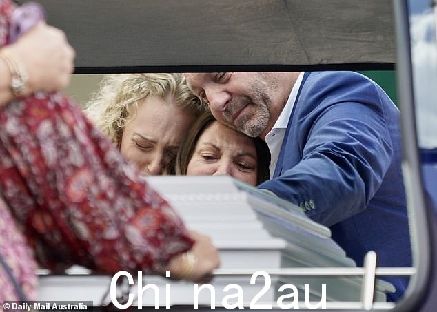 布莱克女士的父母和她20多年的儿时好友乔丹站在装有母亲和婴儿的棺材旁哭泣