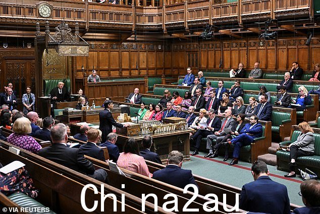 议员们在 2019 年大选中失去席位后获得了两个月的工资——约 8,600 英镑,但管理议员开支的独立议会标准局 (IPSA) 裁定应该增加工资到四个月。” class=
