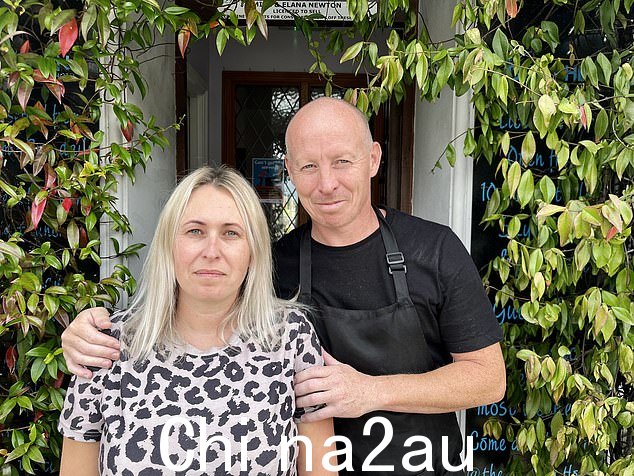 酒店女房东娜塔莉·牛顿 (Natalie Newton),43 岁,与她的伴侣厨师本·兰德尔 (Ben Randall) 于 2019 年开设了这家酒店,此前她的家人自 1999 年起将酒店经营为一家酒吧。这对夫妇合影留念