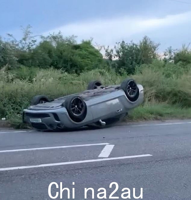 灾难性事故后,有人看到一辆汽车滚到车顶